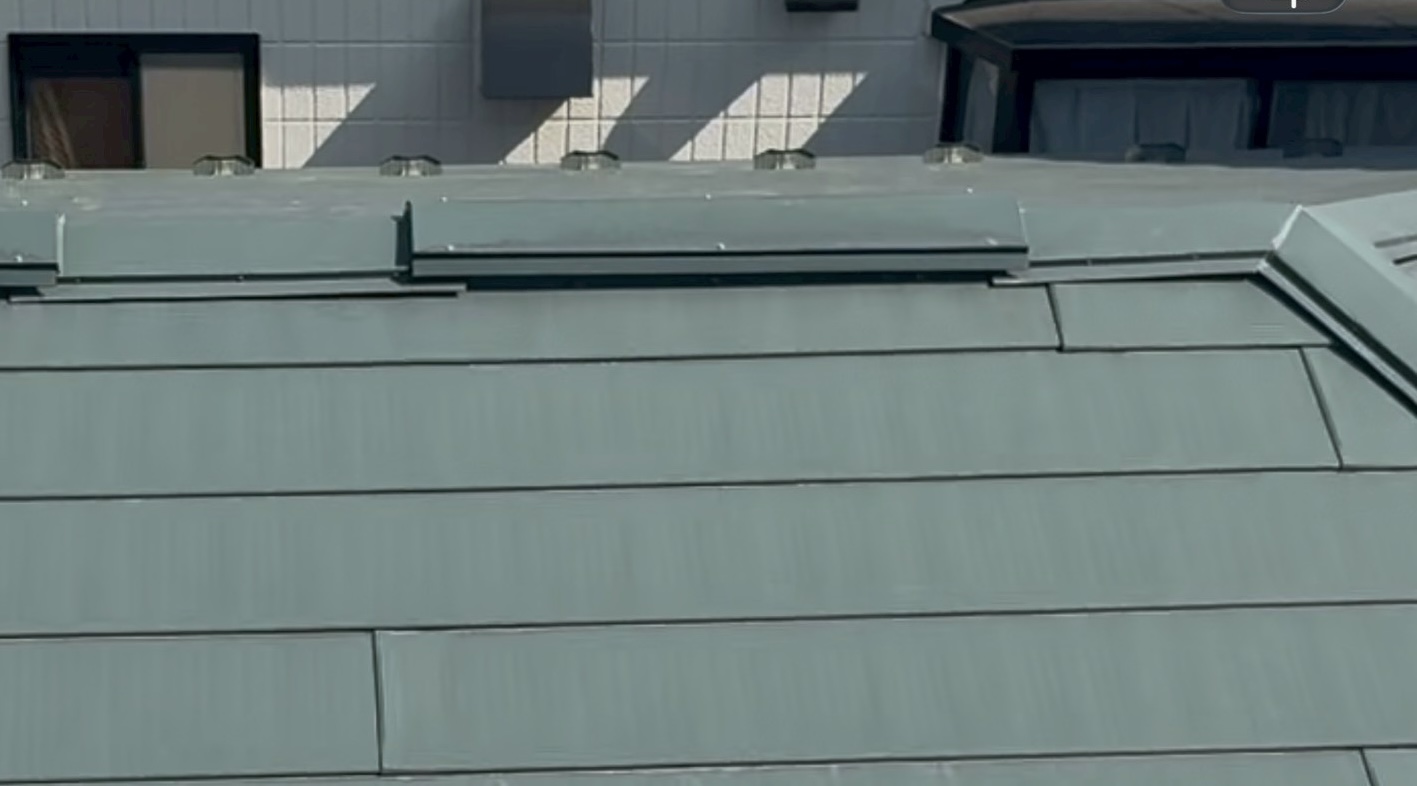 浮きのない綺麗な状態の棟板金